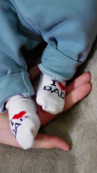 Mutter Hält Babyfüße Der Hand Kind Wirft Kleine Füße Lustige — Stockvideo