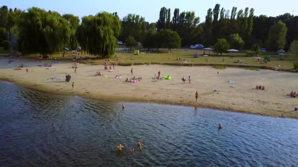 都市の郊外にある都市ビーチ 川岸や水辺で余暇を過ごしている人たち エアリアルビュー — ストック動画