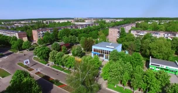 Ηλιόλουστη Θέα Της Επαρχιακής Ουκρανικής Πόλης Την Καλοκαιρινή Μέρα Κατοικίες — Αρχείο Βίντεο