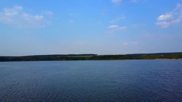 夏の風のない日に川や湖の水 青い地平線の美しい自然のトップビュー — ストック動画