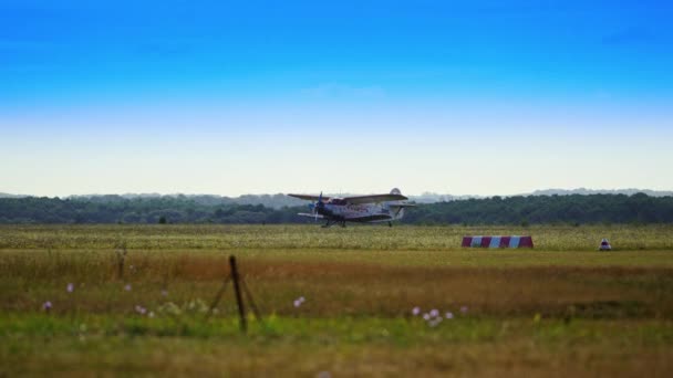 フィールドから離陸する小型航空機 フライトスタート バックドロップのブルースキー — ストック動画