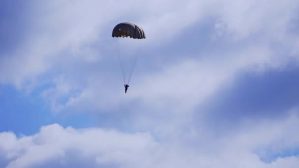 Silueta Del Hombre Con Paracaídas Descendiendo Suelo Paracaidista Cielo Azul — Vídeo de stock
