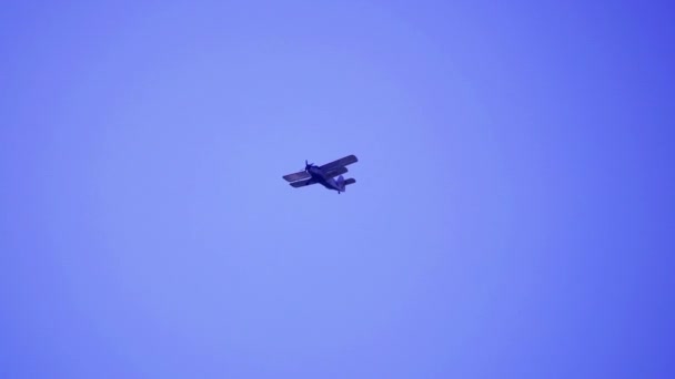 Flygplan Flyger Den Blå Klara Himlen Propellrar Snurrar Långsamt Låg — Stockvideo