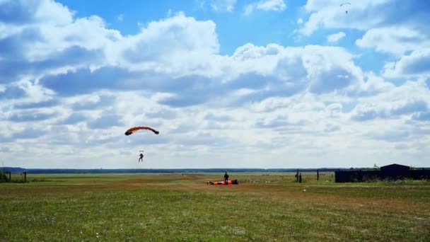Paraşütçü Ayaklarının Üstüne Düşüyor Gökyüzüne Inen Başka Bir Aşırı Sporcu — Stok video