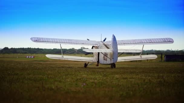 Yerden Geçen Küçük Bir Uçak Uçak Kalkışa Hazırlanıyor Yeni Indi — Stok video