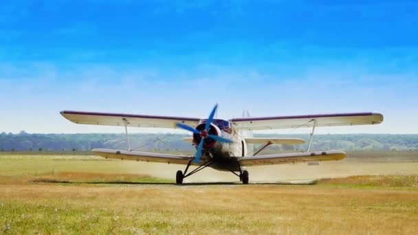 Közeledünk Repülőhöz Terepen Repülőgép Landolt Mezőgazdasági Területen Azúr Égbolt Háttérben — Stock videók