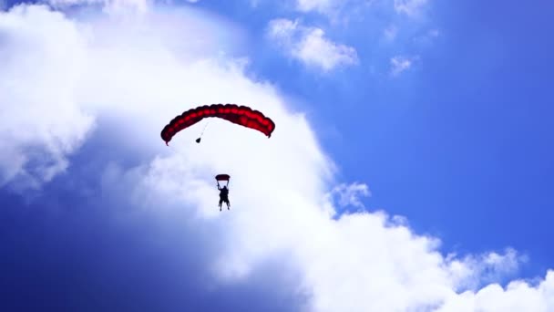 Paraşütle Atlayan Insanlar Var Bulutlu Mavi Gökyüzünde Kırmızı Paraşütlü Bir — Stok video