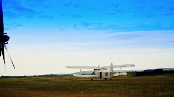 Pequenas Aeronaves Brancas Aceleram Campo Avião Decolando Para Iniciar Voo — Vídeo de Stock