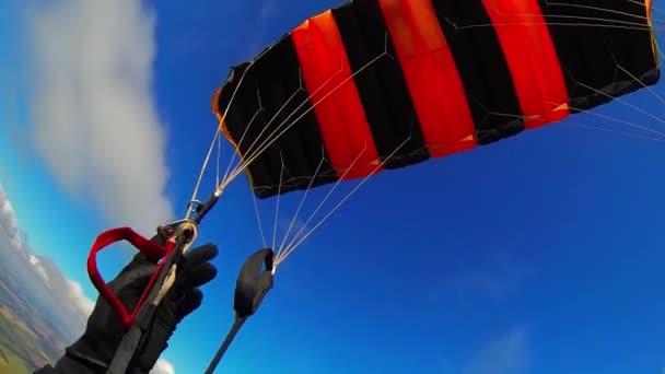 Fixação Das Tiras Paraquedas Preto Laranja Subindo Bela Visão Terra — Vídeo de Stock