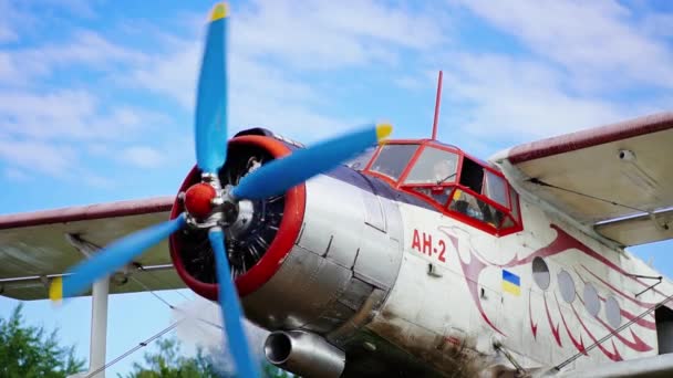 Repülőgép Pilótával Kabinban Repülőgép Propeller Elkezd Mozogni Alacsony Látószög — Stock videók