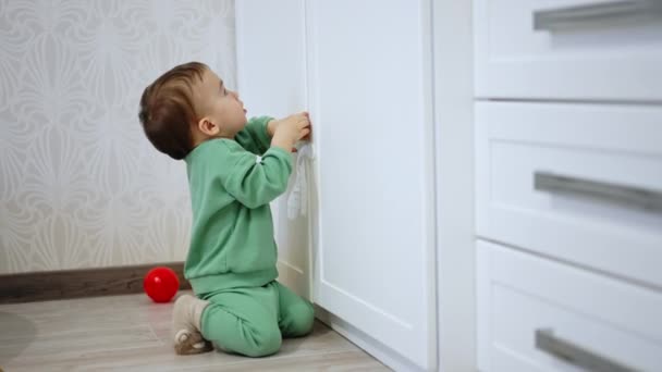 Μικρό Παιδί Παλεύει Ανοίξει Την Πόρτα Της Ντουλάπας Αγοράκι Ανοίγει — Αρχείο Βίντεο