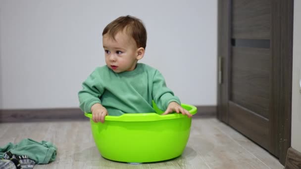 Beau Bébé Caucasien Assis Dans Lavabo Petit Enfant Essaie Sortir — Video