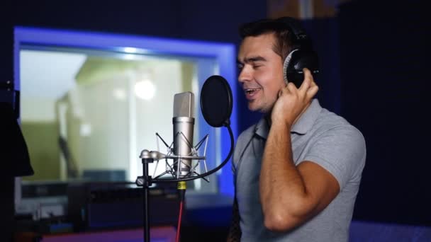 Mężczyzna Śpiewa Swoją Piosenkę Emocjonalnie Studio Mężczyzna Śpiewa Pobliżu Profesjonalnego — Wideo stockowe