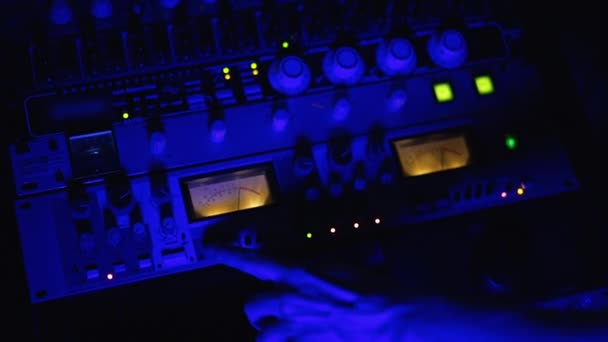 专业音乐队伍的设备 专业音频工程师的手按立体声按钮 俯瞰近景 — 图库视频影像