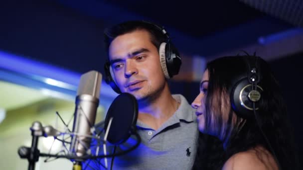 Para Nagrywa Piosenkę Studio Duet Śpiewa Emocjonalnie Przed Profesjonalnymi Mikrofonami — Wideo stockowe