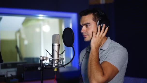 Άνδρας Όμορφος Τραγουδιστής Στέκεται Μπροστά Από Επαγγελματικό Μικρόφωνο Άνθρωπος Έχει — Αρχείο Βίντεο