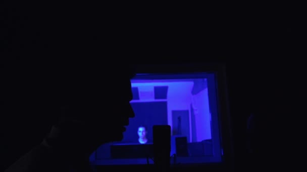 어두운 방에서 마이크 남성과 가수의 어두운 실루엣 실내에서 녹음을위한 스튜디오 — 비디오
