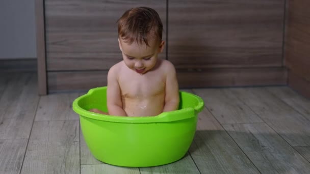 Małe Słodkie Kaukaskie Dziecko Siedzące Umywalce Pluskające Wodą Urocze Dziecko — Wideo stockowe
