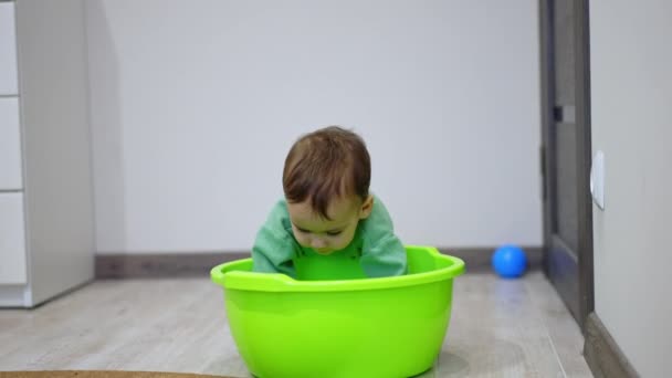 Lindo Niño Jugando Con Lavabo Adorable Bebé Sube Bañera Sienta — Vídeos de Stock