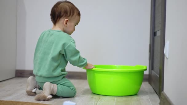 Mały Chłopiec Podchodzi Umywalki Czołgając Się Kolanach Dzieciak Wkłada Żółtą — Wideo stockowe