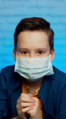 Tıbbi maske takan çocuk Coronavirus COVID-19 ya da toz pm2.5 güvenli, sağlıklı, kişisel hava kirliliği kavramını destekliyor.