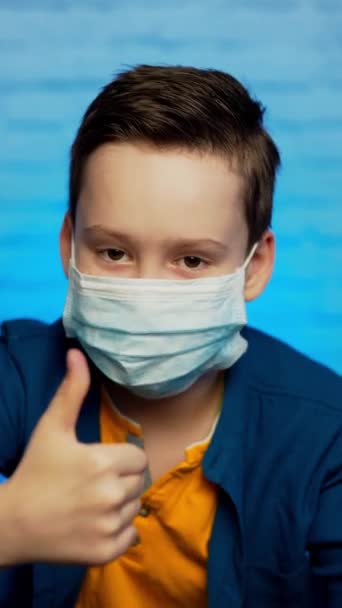 Criança Mostrando Polegar Usando Máscara Protetora Conceito Para Proteger Coronavírus — Vídeo de Stock