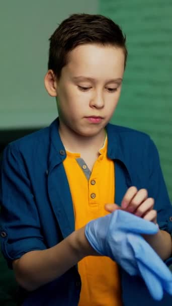 Хлопчик Одягає Гумові Рукавички Зупинити Коронавірус Пандемія Covid Вертикальне Відео — стокове відео