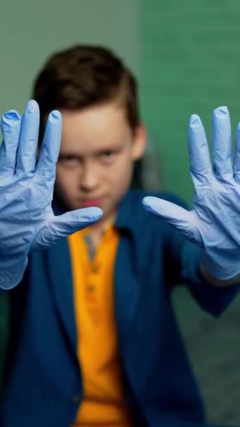 Rapaz Usa Luvas Borracha Médica Boy Segura Mãos Luvas Borracha — Vídeo de Stock