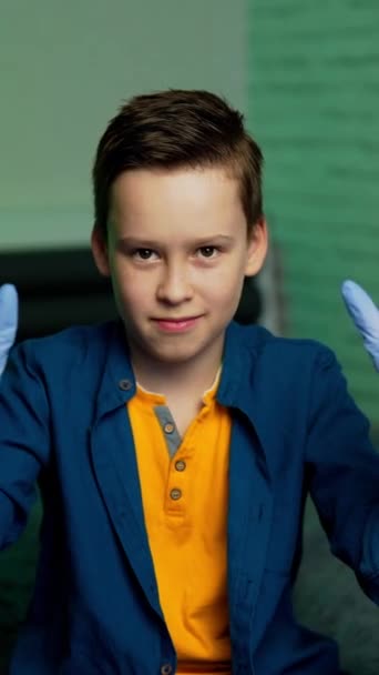 Junge Trägt Medizinische Gummihandschuhe Junge Hält Hände Gummihandschuhen Vor Der — Stockvideo