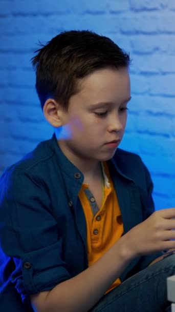 Хлопчик Ставить Обличчя Медичну Маску Проти Бактерій Вірусів Вертикальне Відео — стокове відео