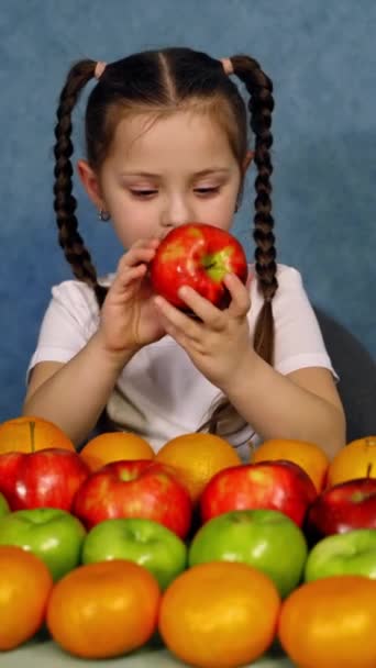 Porträtt Liten Flicka Med Många Färska Frukter Mogen Ekologisk Frukt — Stockvideo
