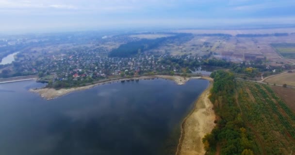 Erstaunliche Landschaft Des Flusses Mit Dorf Wasser Gelegen Dunstiger Horizont — Stockvideo