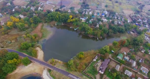 Αγροτικά Σπίτια Χτισμένα Γύρω Από Τις Λίμνες Στην Ύπαιθρο Γεωργικά — Αρχείο Βίντεο