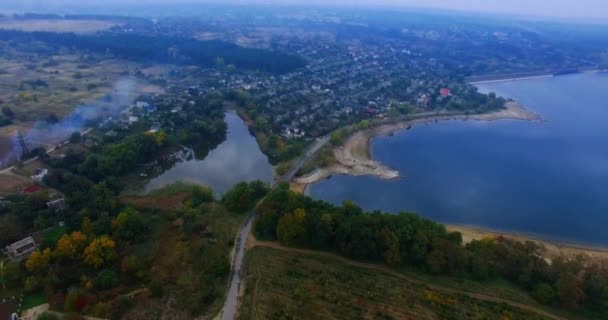Schöne Landschaft Ufer Des Flusses Privathäuser Zwischen Grünen Bäumen Nebelhorizont — Stockvideo