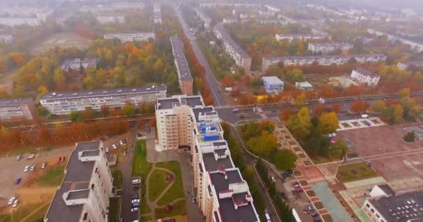 가을에 다채로운 나무가 많이있는 도시의 전망에서 안개로 — 비디오