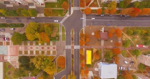 城市道路的交叉口 交通和人们在城市的街道上流动 秋季对该地区的俯瞰 — 图库视频影像
