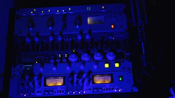 留声板搅拌器在黑暗的录音室里打开了 用于音乐和歌曲录音的专业设备 顶部视图 — 图库视频影像