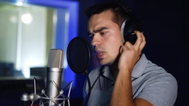 Performance Música Emocional Estúdio Moderno Cantor Masculino Usando Fones Ouvido — Vídeo de Stock