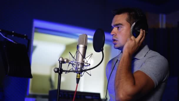 Penyanyi Kaukasia Laki Laki Menampilkan Lagu Studio Modern Man Menyanyikan — Stok Video