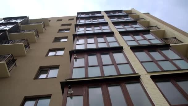 Mirando Exterior Del Edificio Apartamentos Reciente Construcción Casa Residencial Varios — Vídeos de Stock
