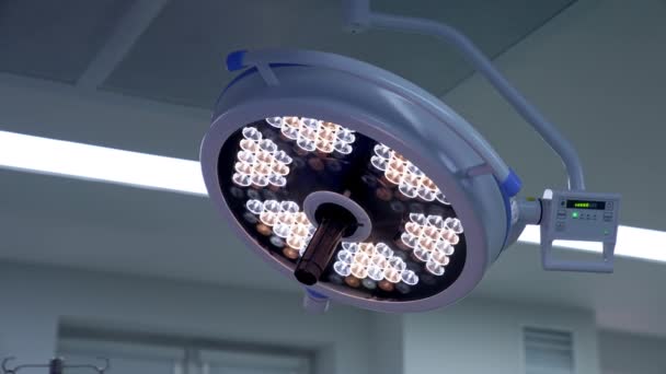 手術室の近代的なラウンド照明装置 操作劇場のランプに切り替えられた角度の低い眺め — ストック動画