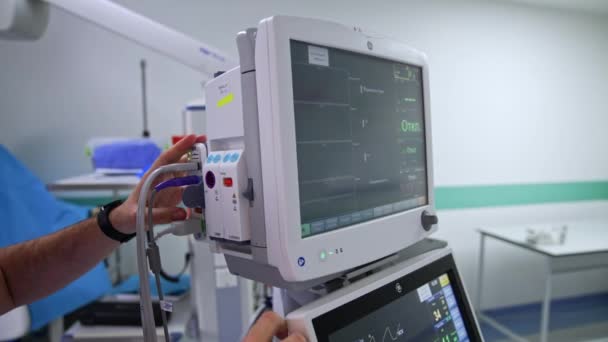 Männliche Hände Halten Die Bildschirme Eines Lungenventilators Operationssaal Mann Koppelt — Stockvideo