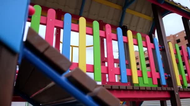Çocukların Oyun Parkında Çok Renkli Ahşap Çitler Konut Alanındaki Geçitler — Stok video