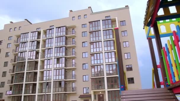 Goed Uitziende Buitenkant Van Het Nieuwe Recent Gebouwde Flatgebouw Kleurrijke — Stockvideo
