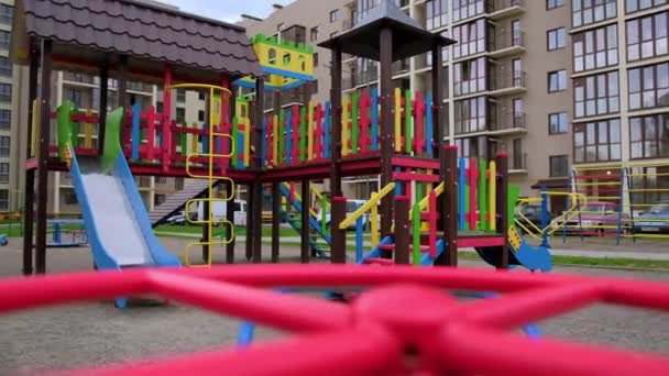 Kołysząc Się Placu Zabaw Jasne Terytorium Dziecka Środku Dzielnicy Mieszkalnej — Wideo stockowe