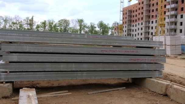 フラット構造の多様なブロック 仕事のために準備された材料が付いている建物の場所 前景のコンクリートブロックの山 — ストック動画