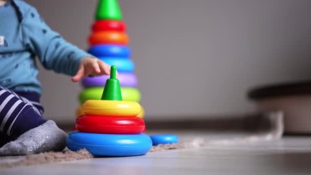Kleine Baby Spelen Met Kleine Speelgoed Piramide Vloer Hij Deed — Stockvideo