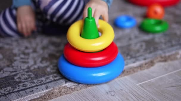 Kleine Helle Spielzeugpyramide Ohne Oberteile Aus Nächster Nähe Unerkannt Nimmt — Stockvideo