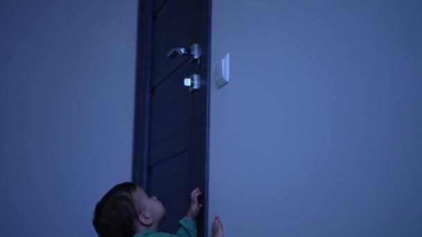 Küçük Çocuk Işıkla Oynuyor Sevimli Çocuk Elini Düğmeye Kadar Zenginleştiriyor — Stok video