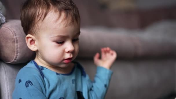 Beyaz Tatlı Erkek Bebek Içeride Oturuyor Sevimli Çocuk Elini Göğsünden — Stok video